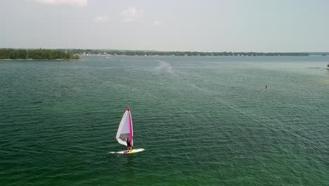 seguimiento aéreo de un windsurfista desde side on lake, michigan