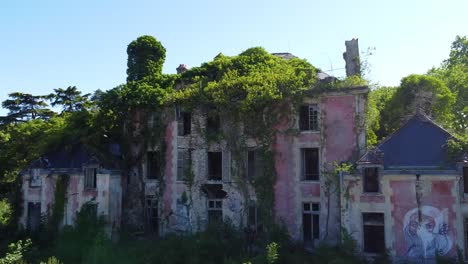 Nähe-Zu-Einem-Alten-Verlassenen-Haus,-Das-Von-Der-Natur-Verzehrt-Wurde