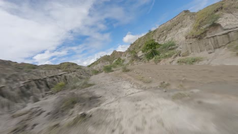 drone volando sobre el árido paisaje occidental del desierto de la tatacoa cerca de neiva en colombia