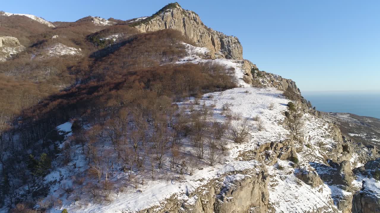 절벽 의 숲과 함께 눈 인 산악 풍경