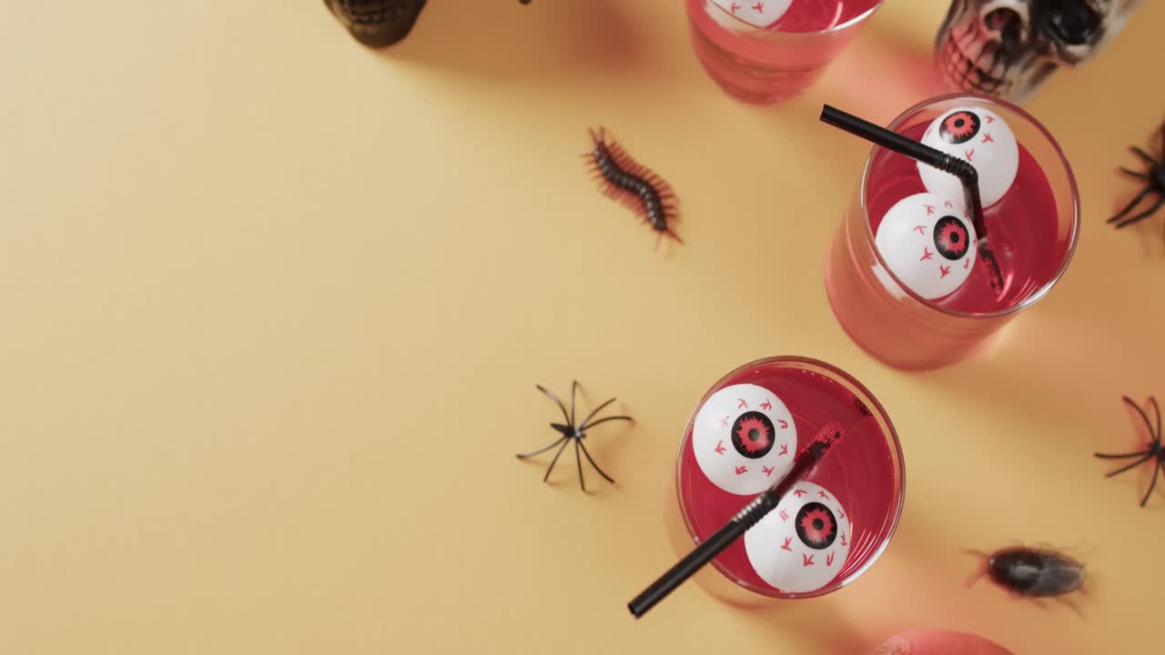 video de bebidas y decoraciones de halloween con espacio de copia en fondo amarillo