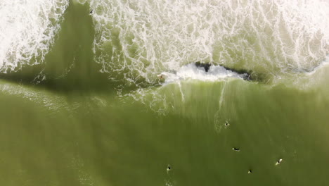 Epische-Drohnenfahrt-Eines-Surfers,-Der-Auf-Einer-Welle-Reitet