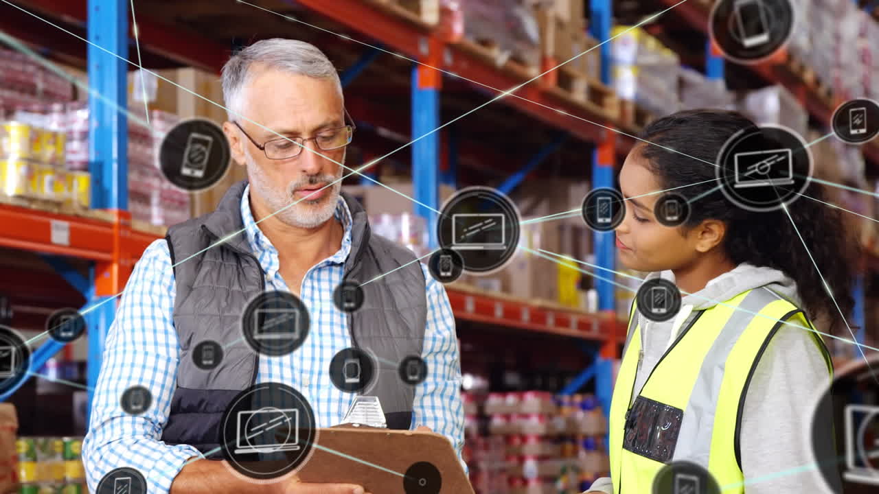 Animazione di reti di connessioni con icone su persone che lavorano in magazzino