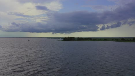 River-Light-station-in-Madisonville,-Louisiana-on-a-cloudy-day