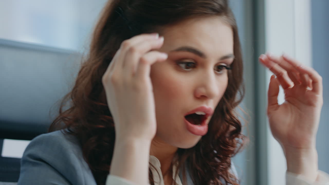 mujer de negocios asombrada problema de trabajo reaccionando emocionalmente sentada en la oficina de cerca.