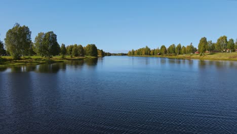 Río-Tranquilo-Y-Paisaje-Verde-De-Dalarna,-Suecia---Toma-Aérea-En-Movimiento