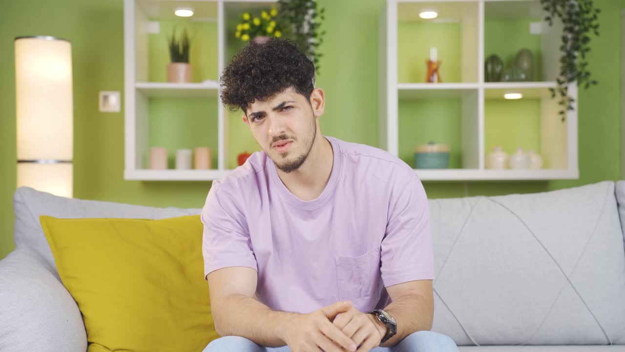 el joven que está disgustado con la persona frente a él.