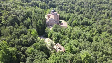 santuario de nuestra señora de guadalupe enclavado en la región del valle del río mississippi en la crosse wisconsin arreglar la cabeza por encima de los árboles muy ligeramente