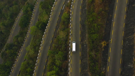 Tiro-De-Drone-De-Transporte-De-Furgoneta-De-Carga-Blanca-En-La-Carretera-De-La-Autopista-Bp-De-Nepal