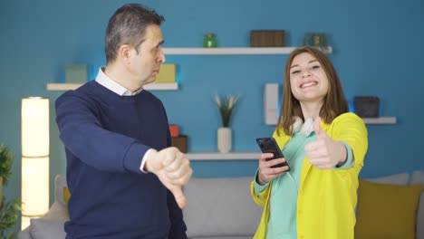 Vater-Reagiert-Negativ-Auf-Die-Telefonnutzung-Seiner-Tochter.