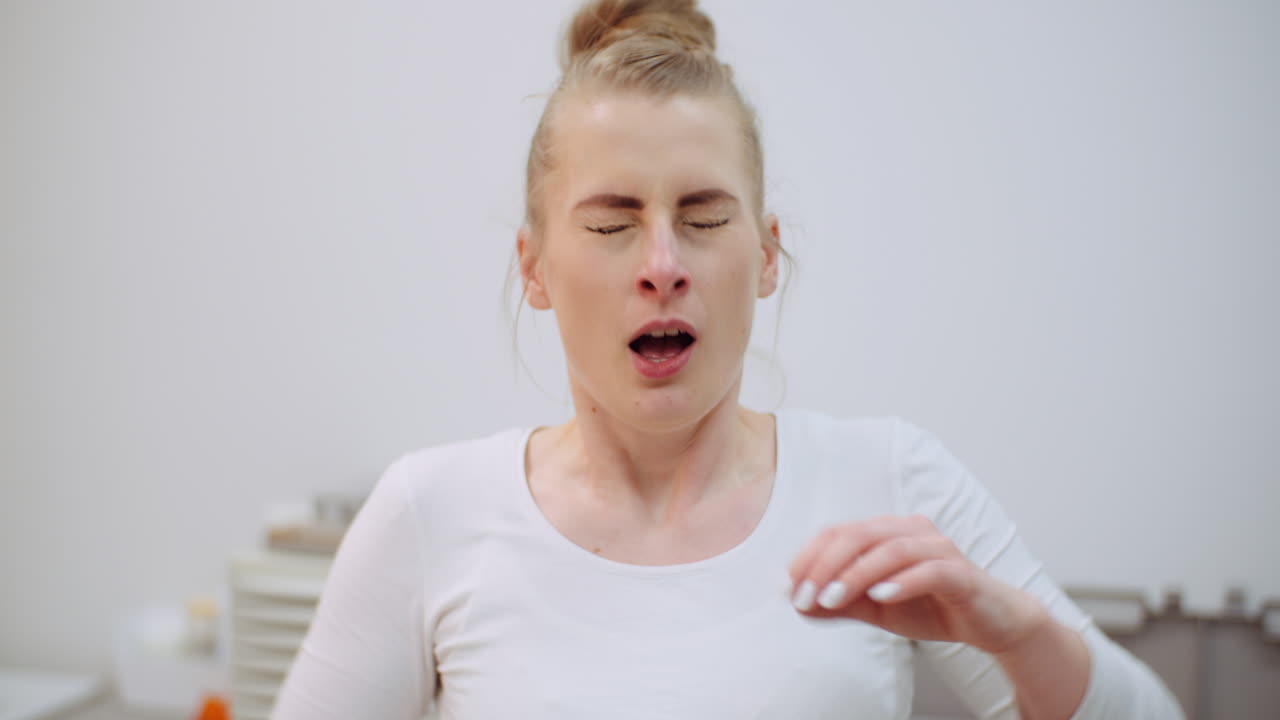 mujer estornuda tiene síntomas de coronavirus 1