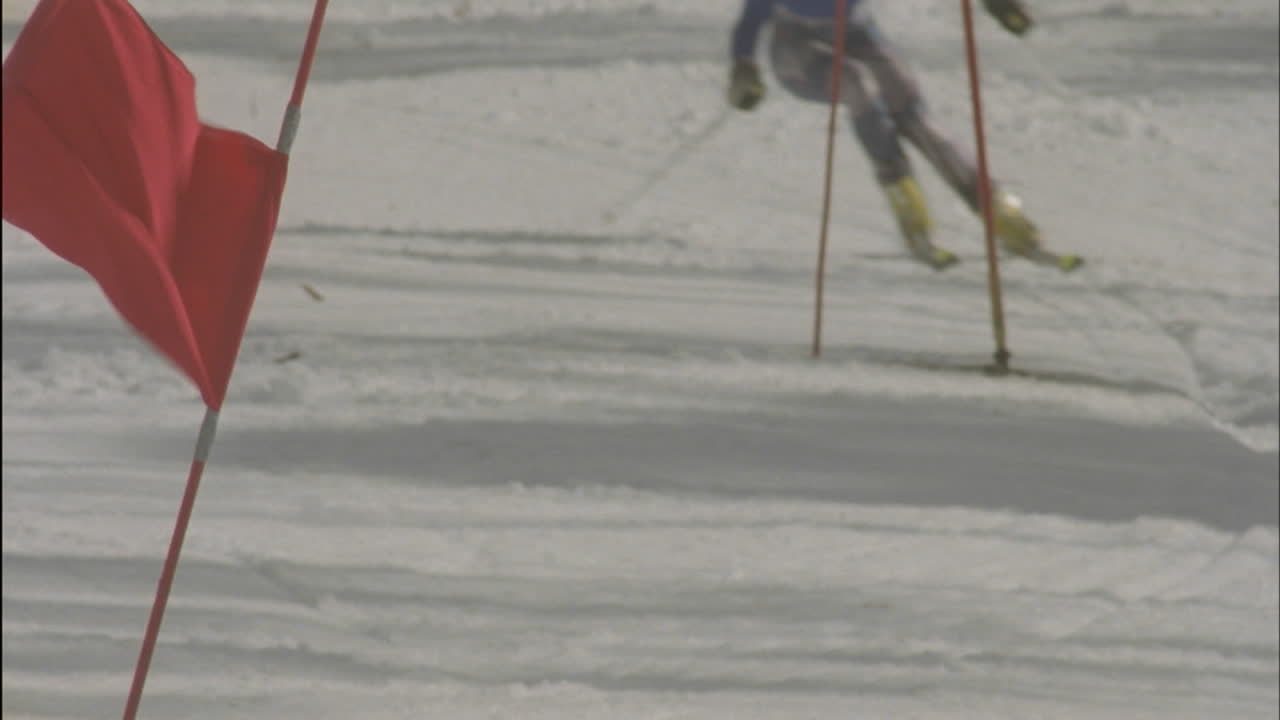 esquiador alpino corriendo un curso cuesta abajo 17