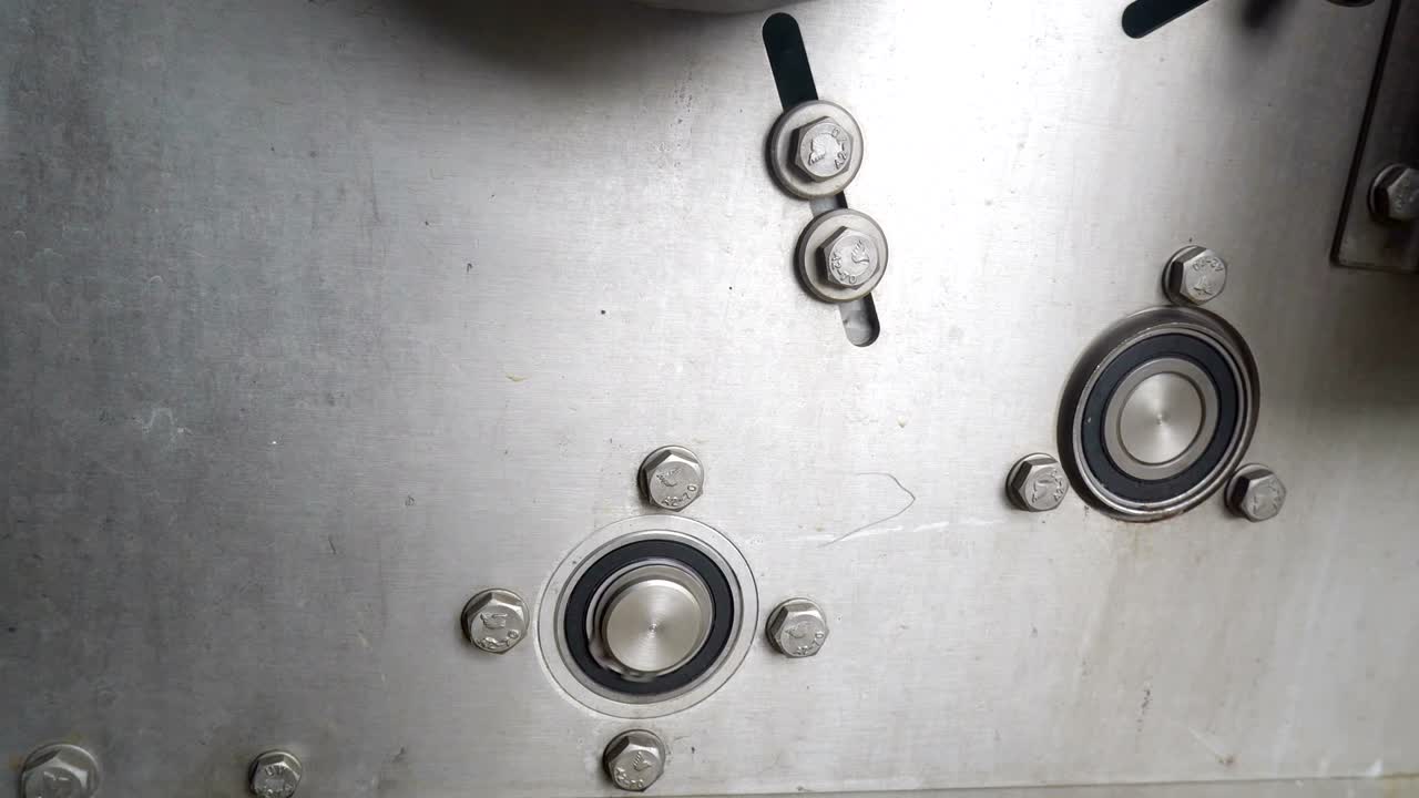 생산 중인 기계의 패널에 있는 베어링의 회전