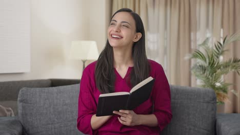 mujer india feliz escribiendo un diario