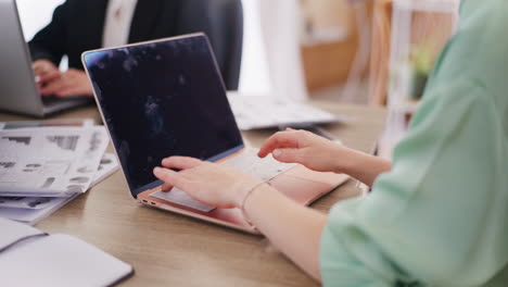 Primer-Plano-De-Las-Manos-De-Una-Mujer-Escribiendo-En-El-Teclado.