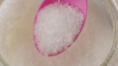 glutamato monosódico msg, sal de sodio para mejorar el sabor y cuchara de plástico
