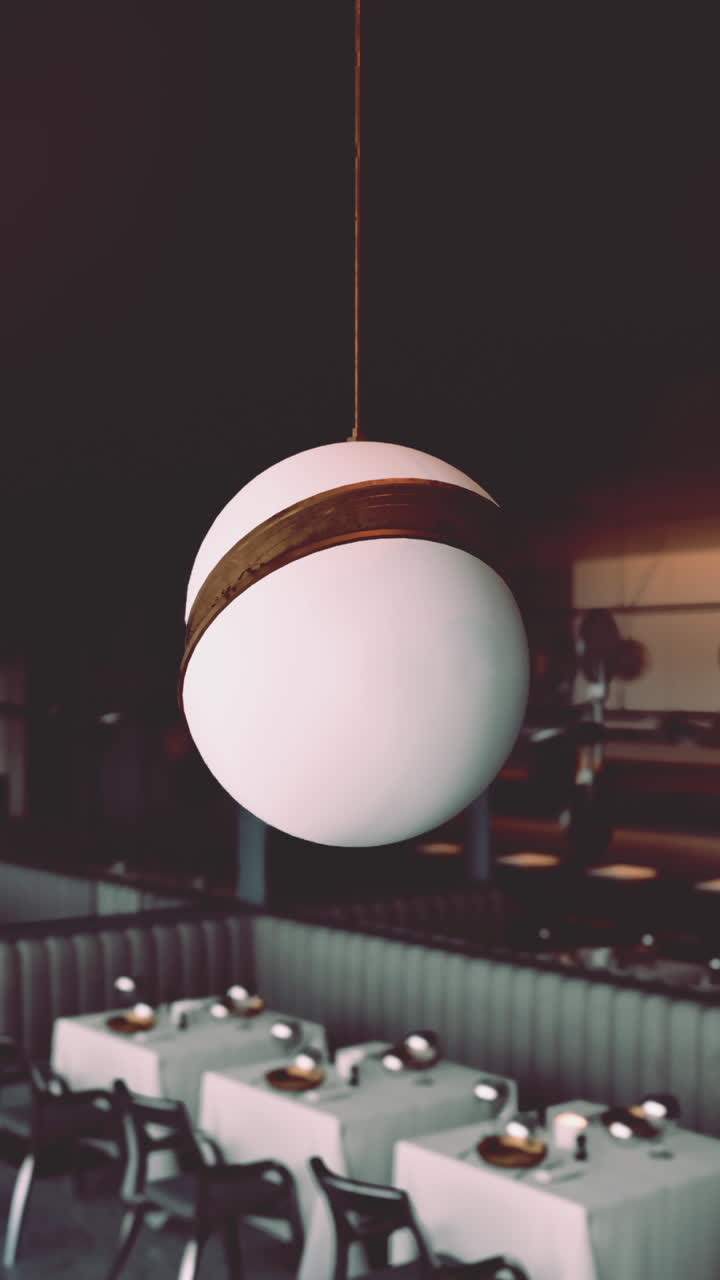 둥근 달 모양의 펜던트 라이트와 함께 현대적인 레스토랑 인테리어