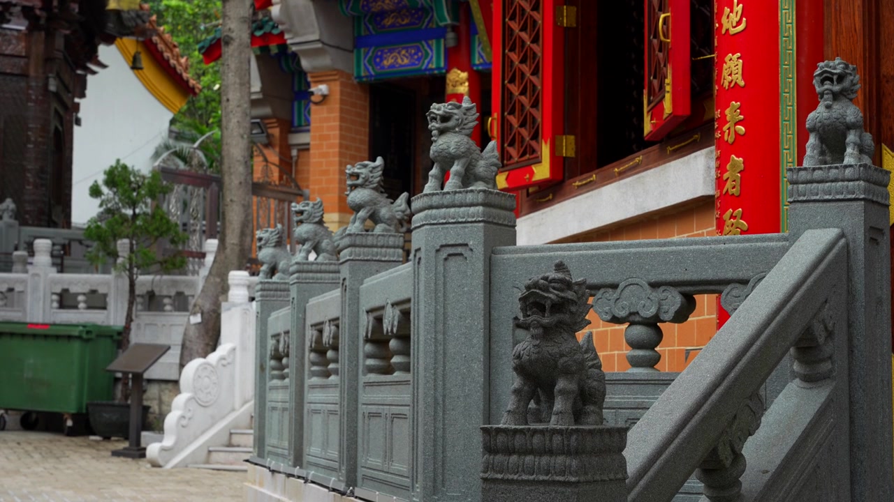 Szczegółowy widok taoistycznej Świątyni Wong Tai Sin i kamiennej balustrady w Hongkongu.