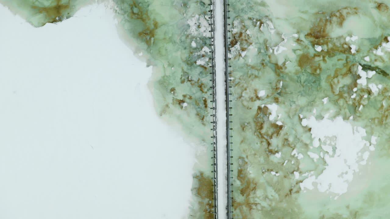 puente colgante sobre río congelado y helado en haugastol, noruega
