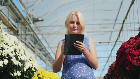 Woman-With-Tablet-in-Commercial-Greenhouse