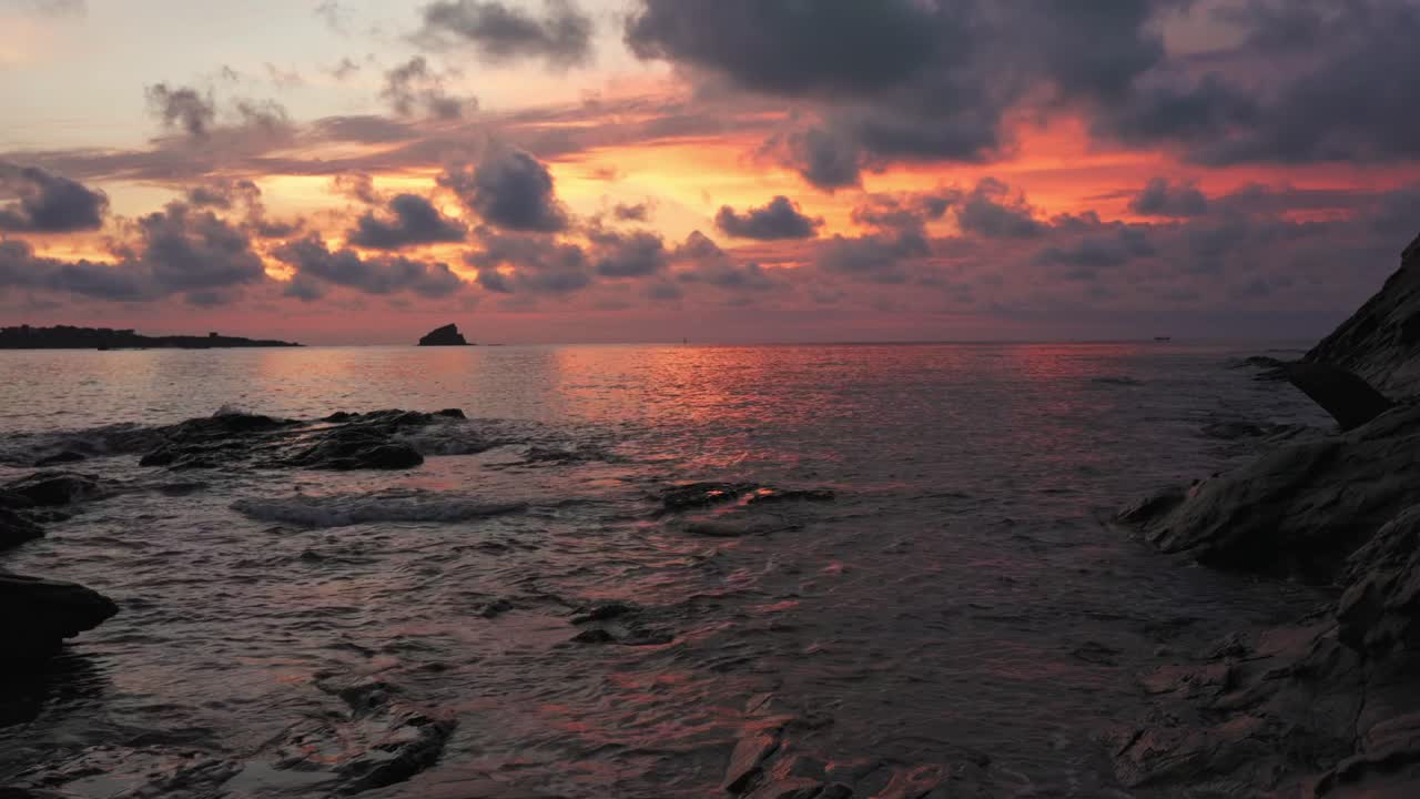paneo a la izquierda a través del hermoso amanecer costero en el horizonte del océano