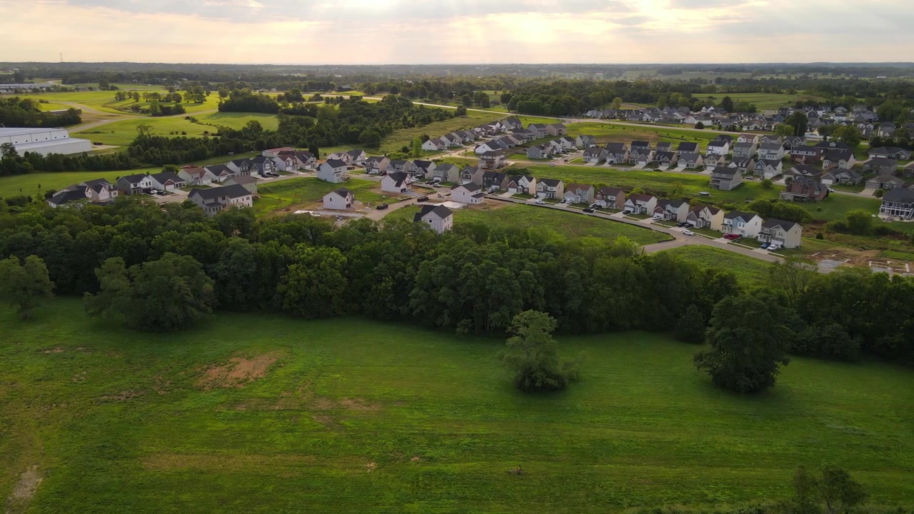 Vista aerea di uno sviluppo suburbano circondato da verde e campi fuori Georgetown, Kentucky, USA
