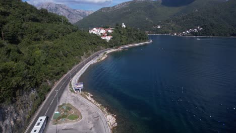 fotografía de un avión no tripulado del tráfico vial costero a lo largo de la bahía de kotor y el mar adriático, montenegro