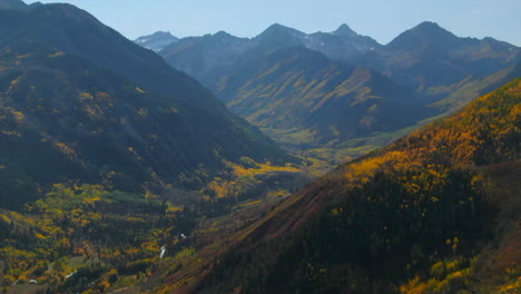 Colorado-Verano-Otoño-Colores-Del-Otoño-Aéreo-Dron-Cinematográfico-álamo-Temblón-Masa-De-Nieve-Montaña-Granate-Campanas-Pirámide-Pico-Hermoso-Impresionante-Cielo-Azul-Medio-Día-Soleado-Adelante-Pan-Arriba-Revelar-Movimiento