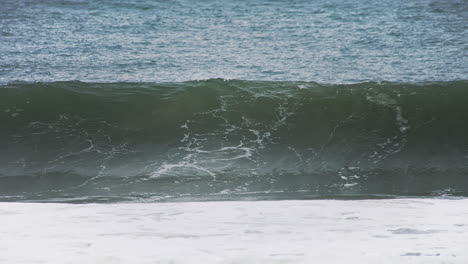 沉浸在深深的深藍色海洋的岸邊和白色的水溢出在高速攝影機 120fps 4k 片段