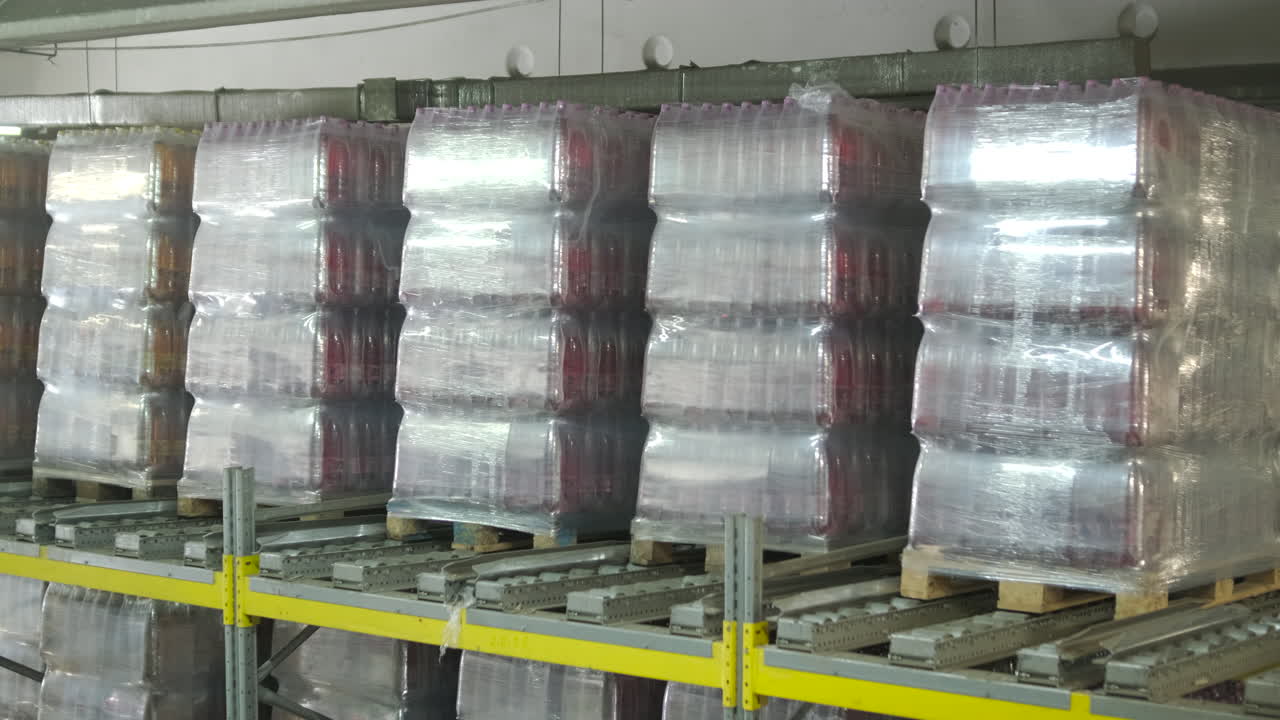 Bancali di bottiglie di plastica accatastati su scaffali in un magazzino