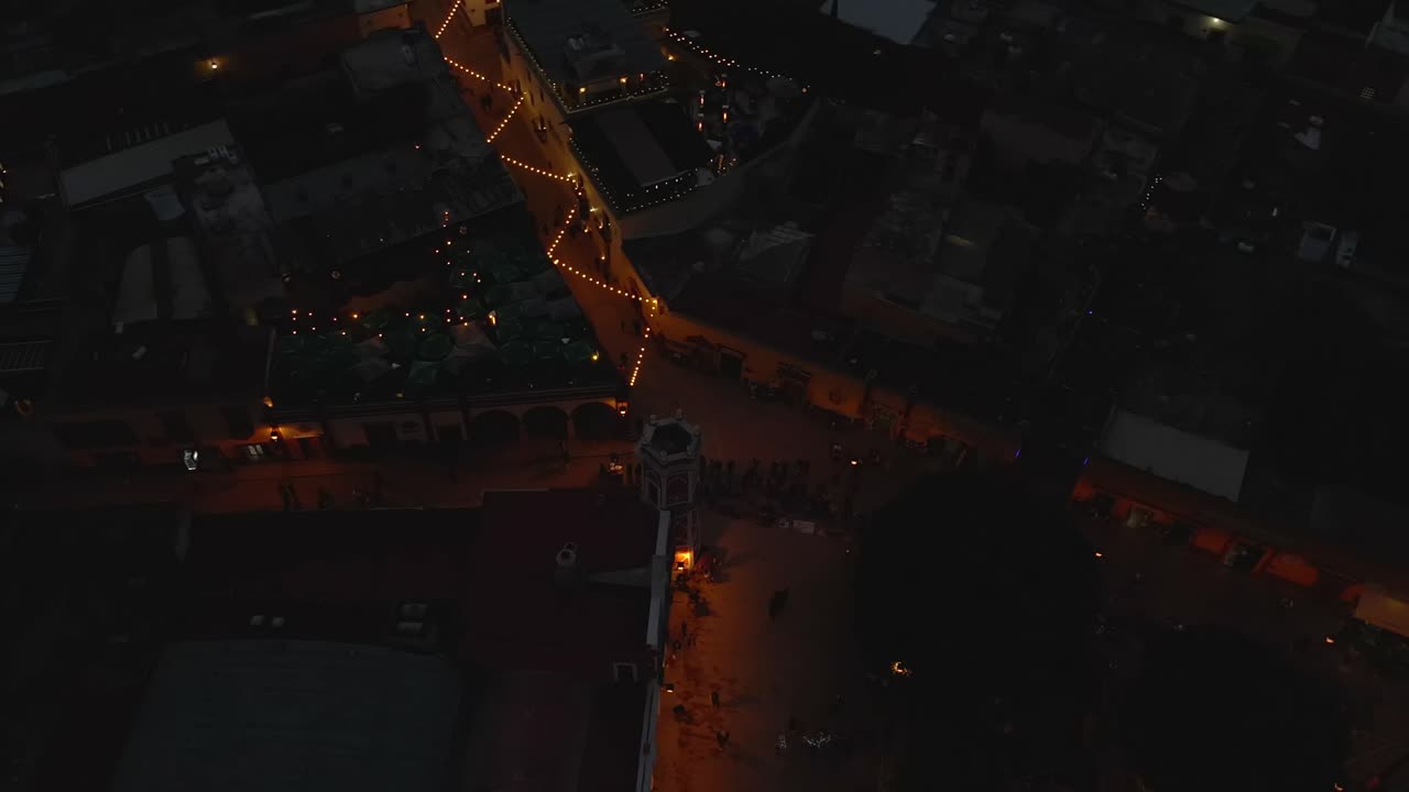 밤에 멕시코에 있는 베르날의 오래된 도시, 랜드마크 건물, 위에서 아래로 공중에서 볼 수 있는 모습