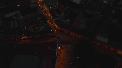 Casco-Antiguo-De-Bernal-Por-La-Noche-En-México,-Edificios-Emblemáticos-Vista-Aérea-De-Arriba-Hacia-Abajo