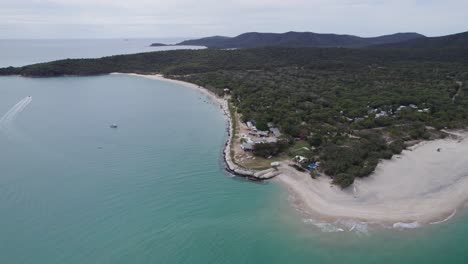 Costa-Escénica-En-La-Isla-Great-Keppel-En-Queensland,-Australia---Toma-Aérea-De-Drones