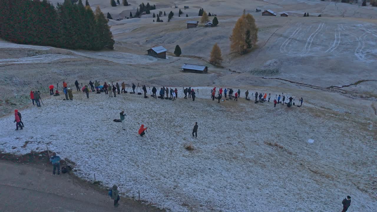 Autumn photo shoot at Alpe di Siusi with scenic huts and foliage