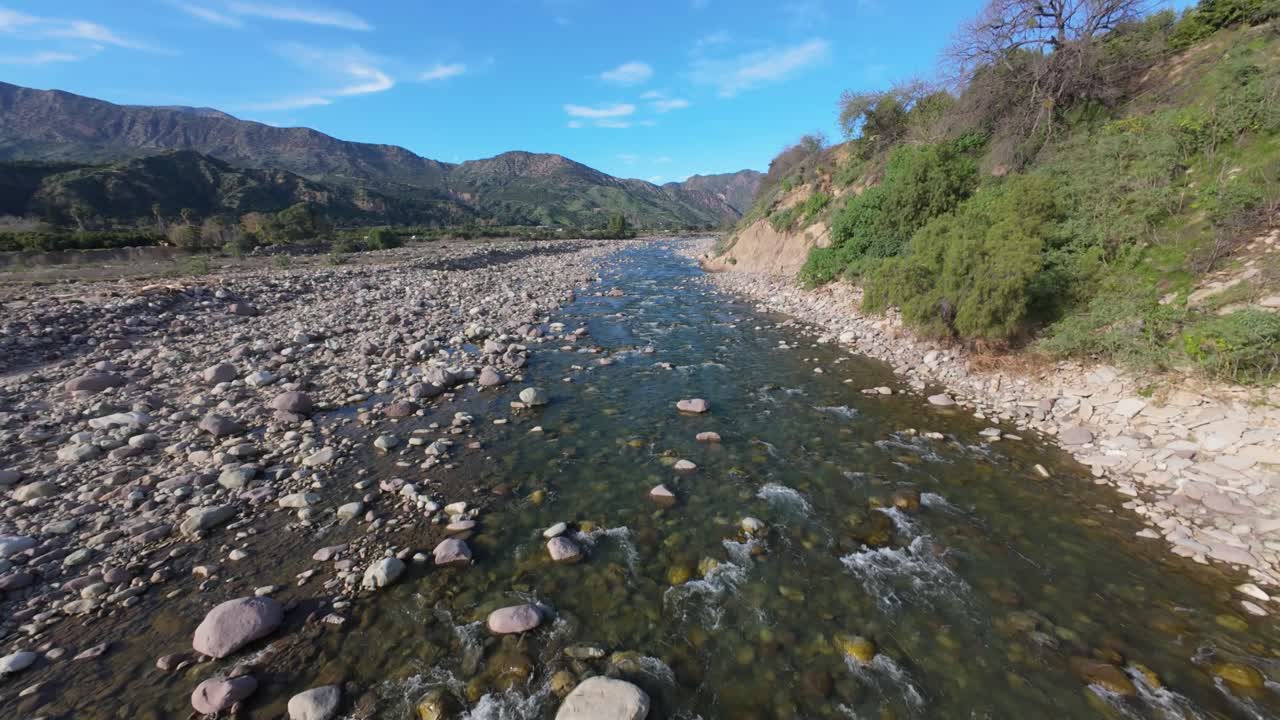 Vista aérea de un dron volando sobre un arroyo con rocas en California