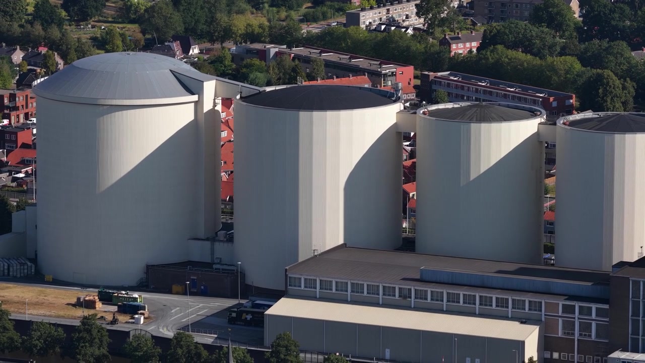 Vista aerea della fabbrica di zucchero Vierverlaten vicino a Hoogkerk, Groningen, che trasforma le barbabietole da zucchero in zucchero e sottoprodotti in uno degli ultimi zuccherifici attivi nei Paesi Bassi