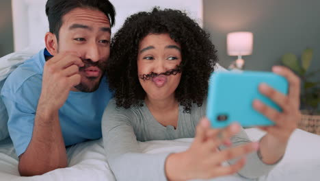 Comic-couple-phone-selfie,-interracial-love