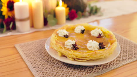 Pastel-De-Crepe,-Pastelería-Y-Postre-En-La-Mesa-Con-Crema