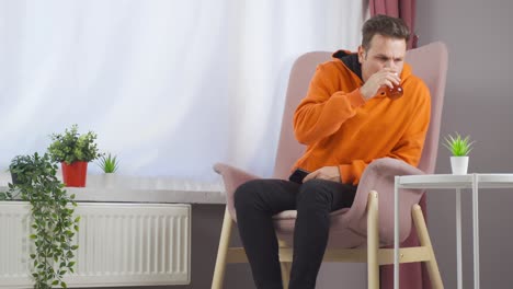 en la casa calentada con gas natural, la caldera no funciona y el hombre tiene frío.