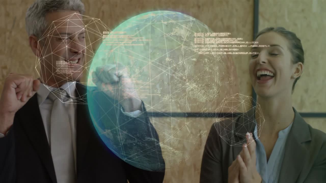Equipe de negócios observando um globo holográfico giratório em uma sala de conferências e celebrando o sucesso dos dados.