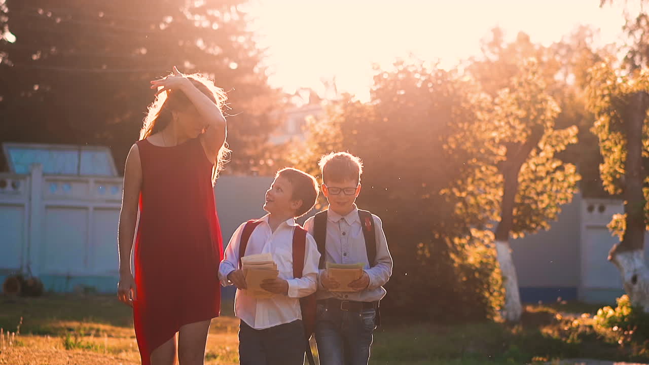 леди гуляет с детьми, бросая книги после экзаменов.