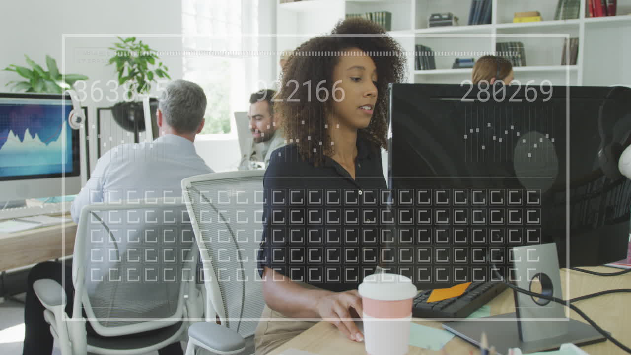 animación de la barra de carga, cuadrados, números cambiantes, mujer biracial trabajando en la computadora en la oficina