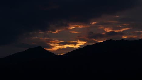 Dramatischer-Orangefarbener-Und-Schwarzer-Sonnenuntergang