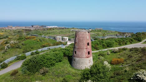 Amlwch-Port-Red-Brick-Stillgelegte-Verfallene-Windmühle-Luftbild-North-Anglesey-Wales-Orbit-Rechts