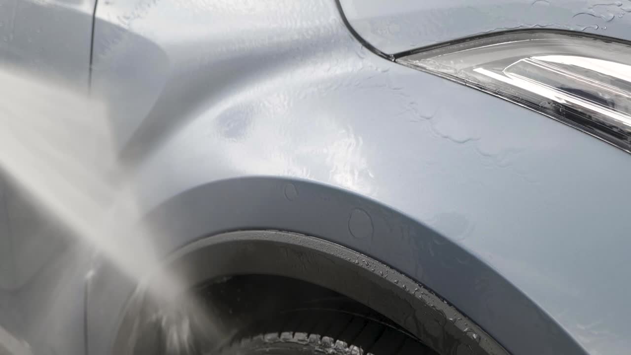 enjuague del guardabarros del coche azul plateado