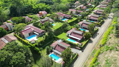 Vista-Aérea-De-Fincas-Con-Piscina-Al-Lado-De-Panaca-En-Quindio-Colombia