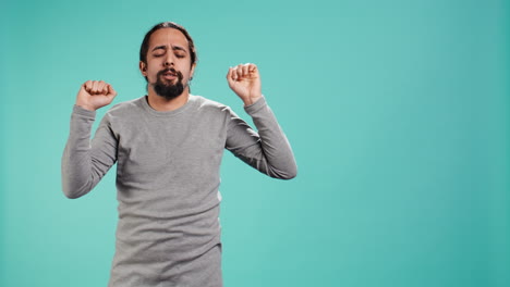 retrato de un hombre estirando su cuerpo para aliviar el estrés muscular
