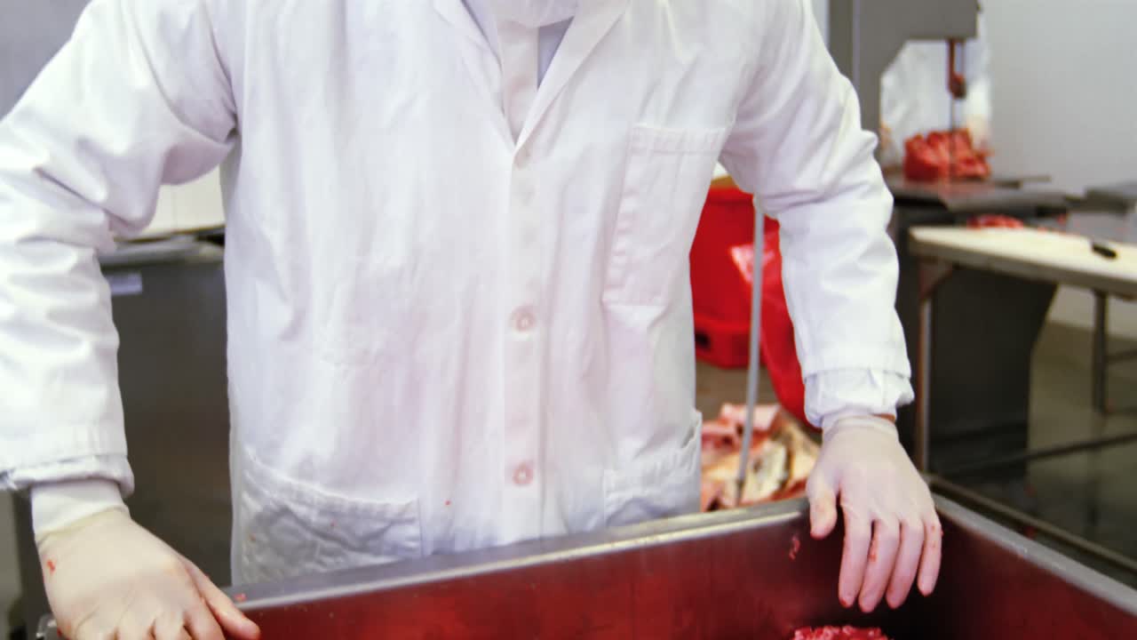 Macellaio che prepara carne macinata