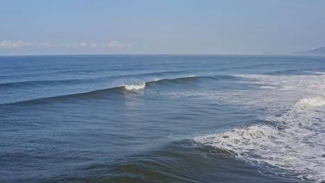 Increíble-Ola-Rompiendo-En-La-Playa-De-Surf-Vacía,-Vista-Aérea-Del-Mar-Oceánico