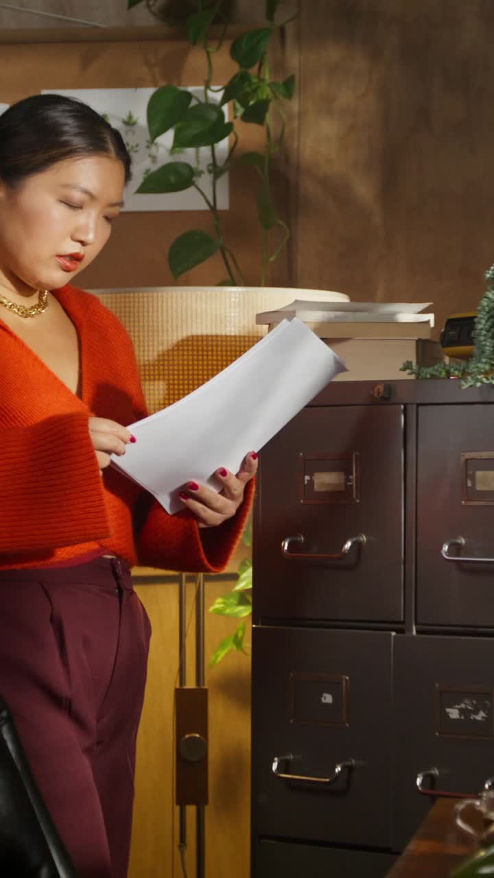 在辦公室工作的女人